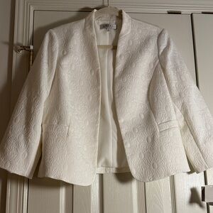 Elegant Kasper white blazer with a subtle raised floral texture — NWT